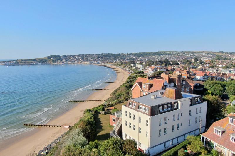 SPACIOUS 3 BEDROOM APARTMENT WITH DIRECT SEA VIEWS & BEACH CABIN