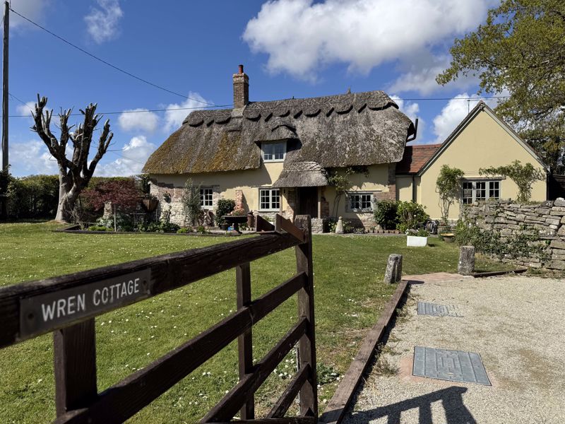 TRADITIONAL CHARACTER THATCHED COTTAGE IN PRETTY PURBECK HAMLET
