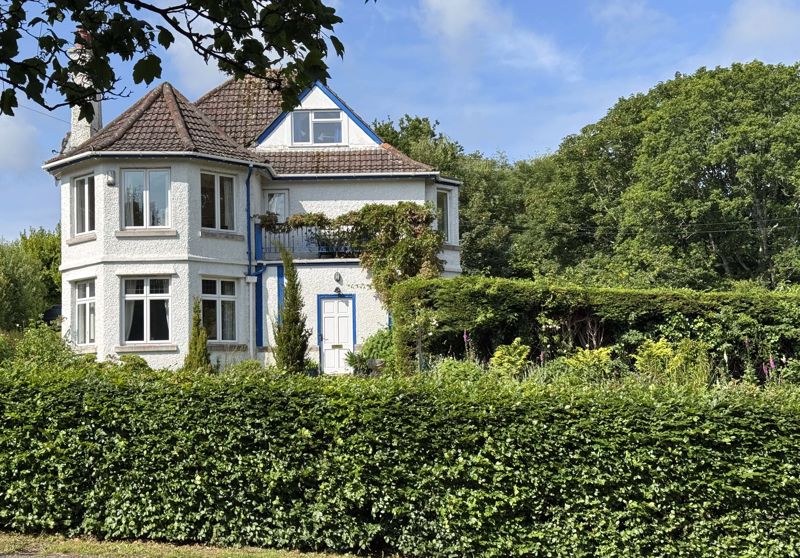 SUPERB 5 BEDROOM FAMILY HOME IN SOUGHT AFTER STUDLAND VILLAGE LOCATION