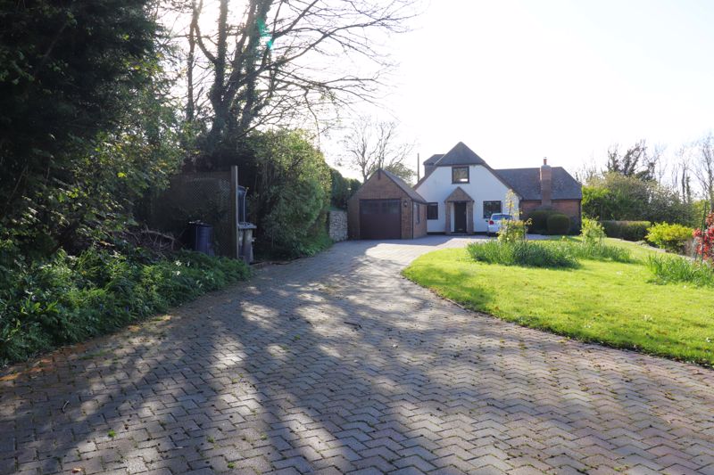 RURAL 4 BEDROOM HOME WITH GARAGE, PARKING & STUNNING VIEWS