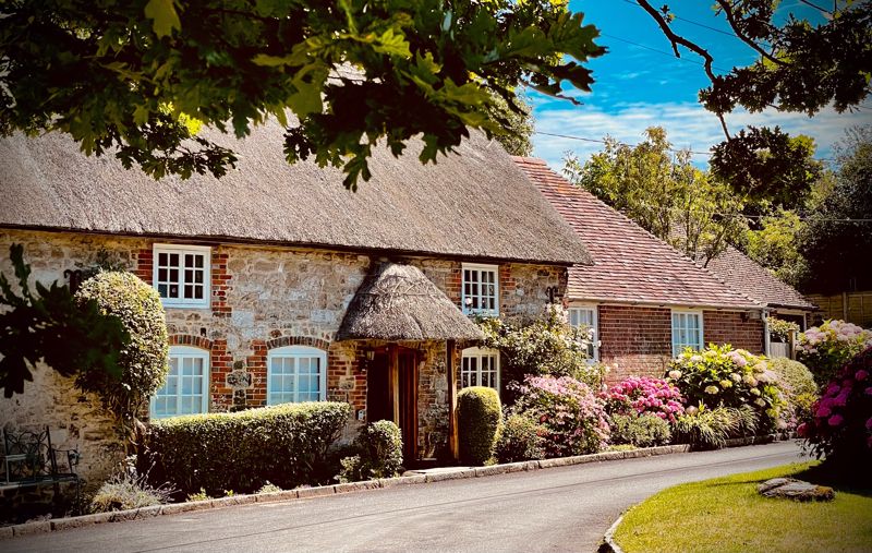 BEAUTIFULLY PRESENTED, CHARACTER 3 BEDROOM COTTAGE IN QUIET, PICTURESQUE RURAL LOCATION
