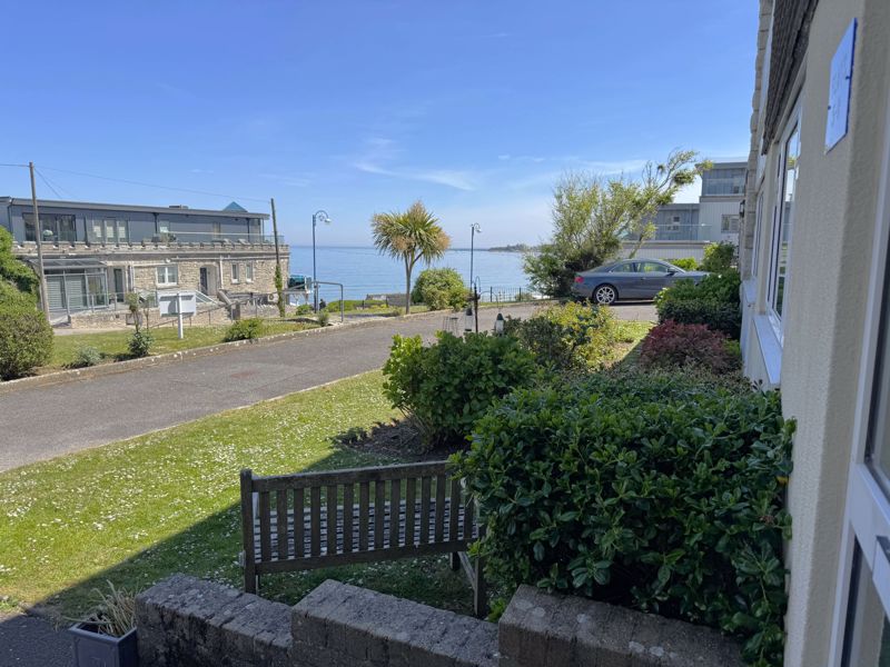 WELL PRESENTED 2 BEDROOM GF FLAT WITH DIRECT SEA VIEWS, GARAGE & PARKING