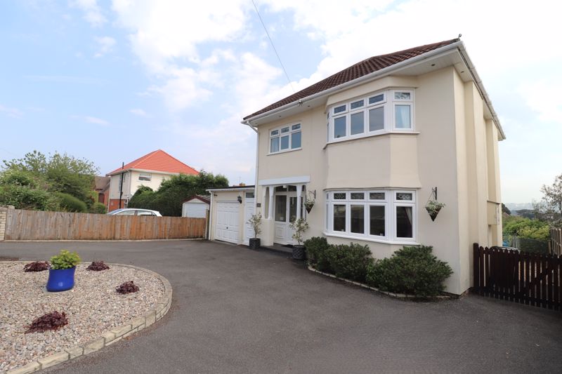 BEAUTIFULLY PRESENTED 3/4 BEDROOM DETACHED HOUSE WITH GARAGE, PARKING & CHARMING SOUTH FACING GARDEN