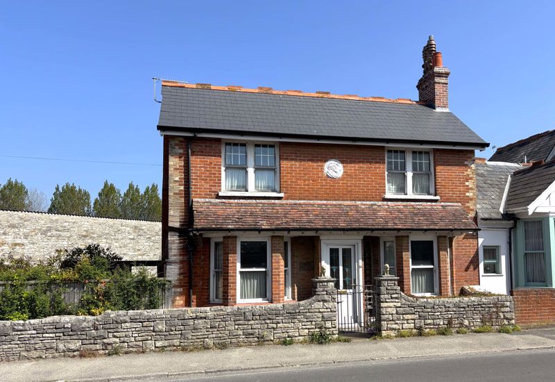 3 BEDROOM FAMILY HOME WITH PARKING CLOSE TO TOWN CENTRE
