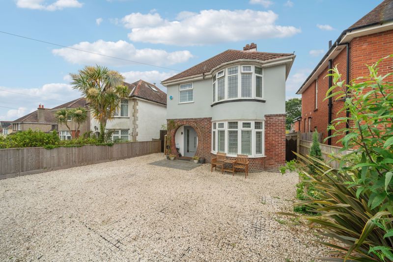 NEWLY REFURBISHED & IMMACULATELY PRESENTED 3 DOUBLE BEDROOM FAMILY HOME